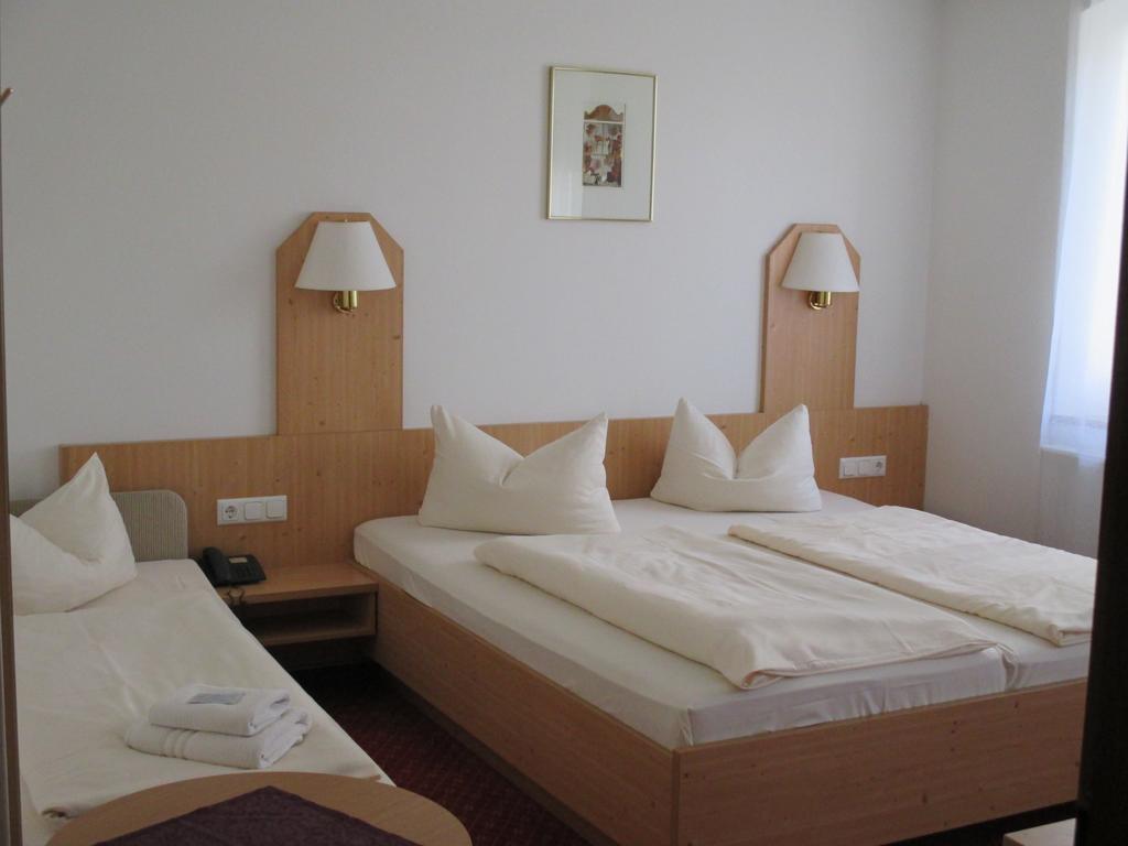 Hotel & Gaestehaus Krone Geiselwind Habitación foto