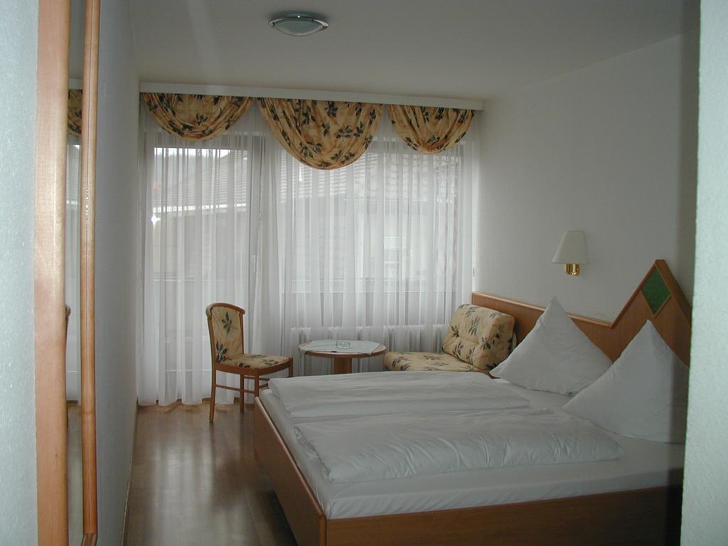 Hotel & Gaestehaus Krone Geiselwind Habitación foto